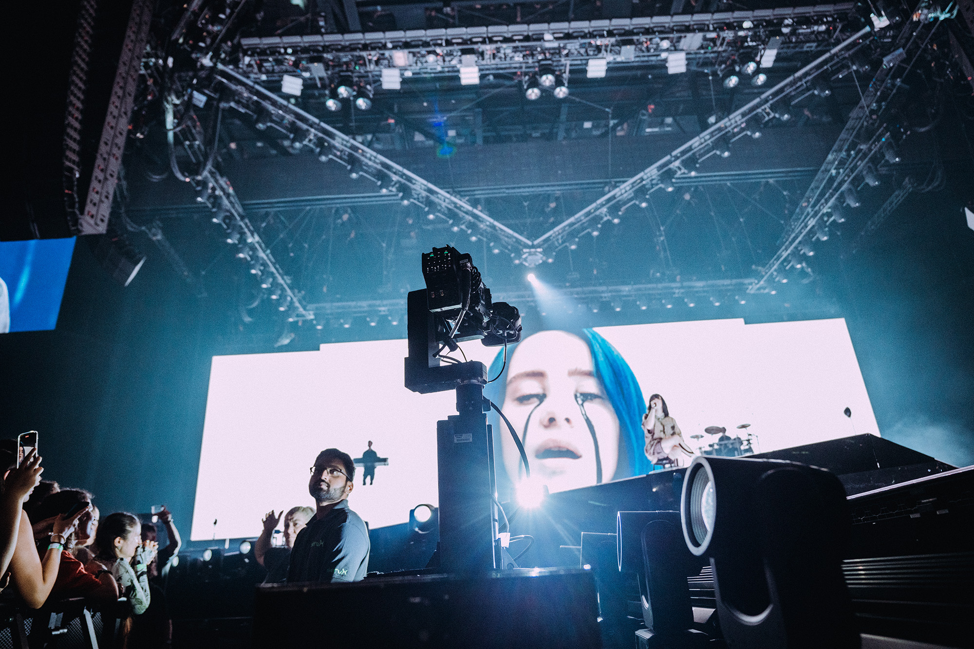 Billie-Eilish_2022_1_web